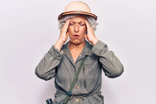 Mulher Cabelos Grisalhos Com Chapéu Explorador Sofrendo Dor Cabeça Desesperada — Fotografia de Stock