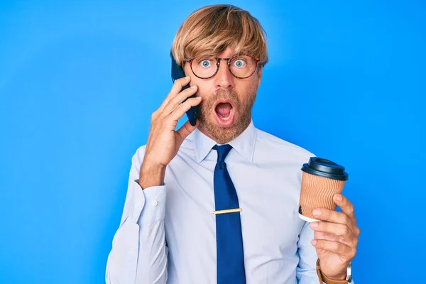 Mladý Blonďatý Muž Mluví Smartphonu Popíjí Šálek Kávy Bojí Šokován — Stock fotografie