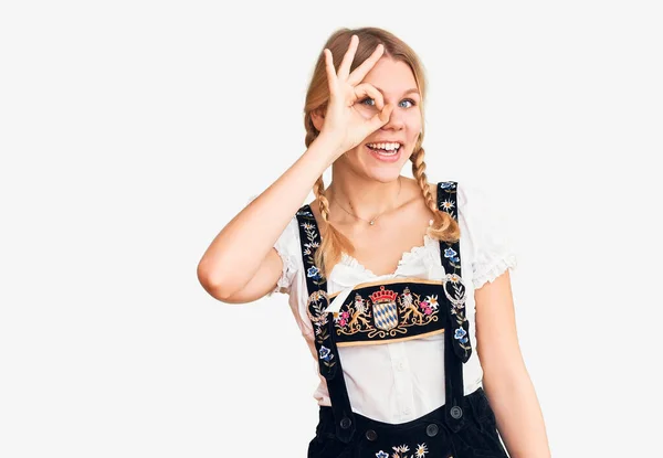 Ung Vacker Blond Kvinna Bär Oktoberfest Klänning Gör Gest Med — Stockfoto