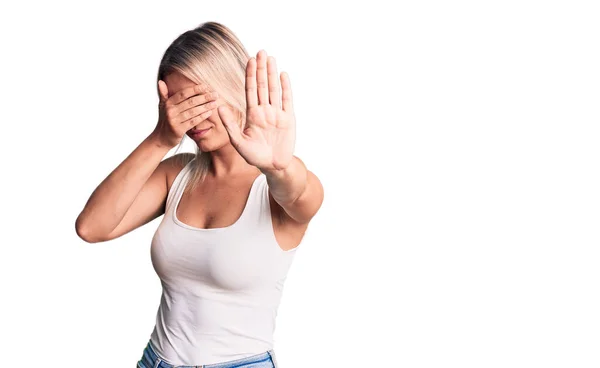 Ung Vacker Blond Kvinna Bär Casual Ärmlös Shirt Täcker Ögon — Stockfoto