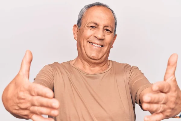 Homem Sênior Com Cabelos Grisalhos Vestindo Camiseta Casual Olhando Para — Fotografia de Stock