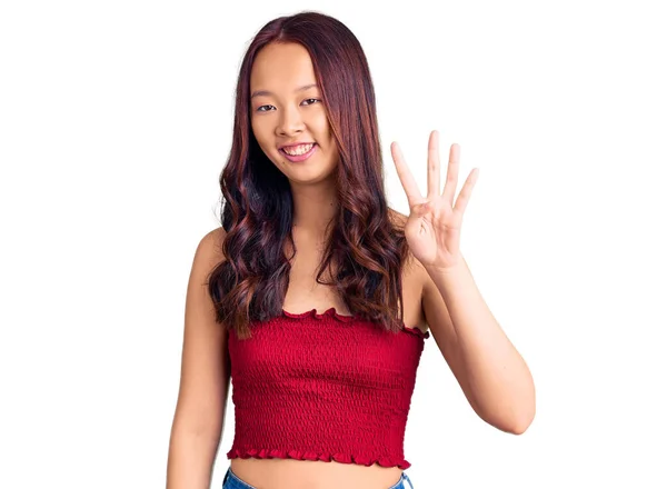 Mladý Krásný Číňan Dívka Sobě Ležérní Oblečení Ukazuje Ukazuje Prsty — Stock fotografie