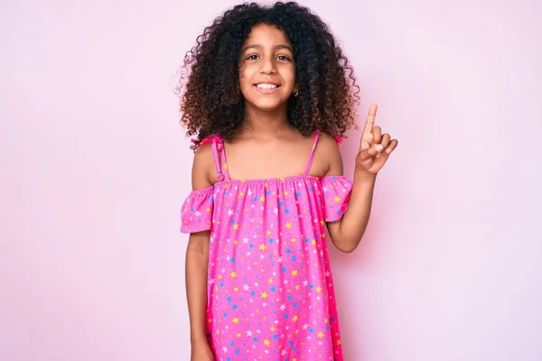 Afroamerikanisches Kind Mit Lockigem Haar Trägt Ein Lässiges Kleid Und — Stockfoto