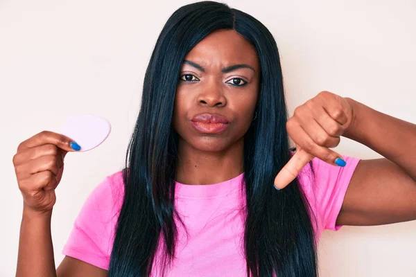 Mujer Afroamericana Joven Sosteniendo Esponja Maquillaje Con Cara Enojada Signo —  Fotos de Stock