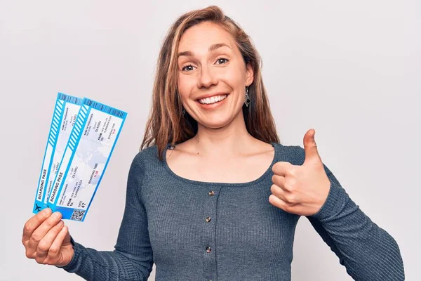 Jovem Bela Mulher Loira Segurando Cartão Embarque Sorrindo Feliz Positivo — Fotografia de Stock