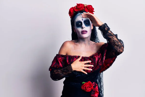 Jovem Mulher Vestindo Dia Mexicano Maquiagem Morta Tocando Testa Por — Fotografia de Stock