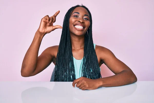 Femme Afro Américaine Avec Des Tresses Portant Des Vêtements Décontractés — Photo