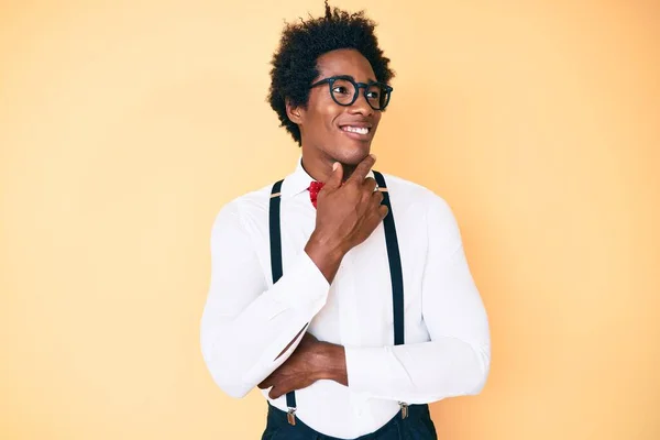 Snygg Afrikansk Amerikansk Man Med Afro Hår Bär Hipster Elegant — Stockfoto