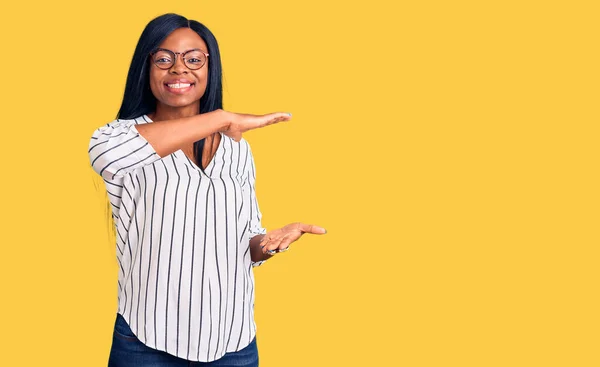 Молода Афро Американська Жінка Одягнена Повсякденний Одяг Скляні Жести Руками — стокове фото