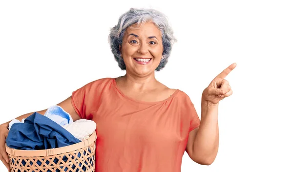 Starsza Kobieta Siwymi Włosami Trzyma Kosz Pranie Uśmiechając Się Szczęśliwy — Zdjęcie stockowe