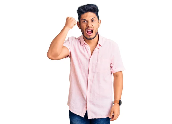 Schöner Lateinamerikanischer Junger Mann Lässigem Sommerhemd Wütend Und Wütend Die — Stockfoto