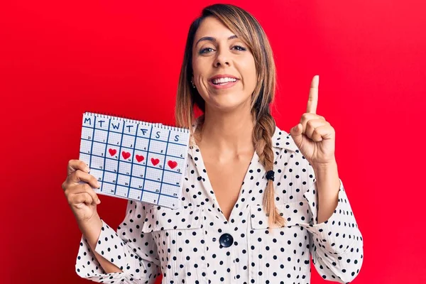 Jonge Mooie Vrouw Houdt Periode Kalender Glimlachend Met Een Idee — Stockfoto