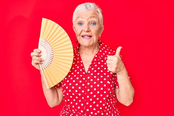 Senior Krásná Žena Modrýma Očima Šedé Vlasy Mávání Rukou Ventilátor — Stock fotografie
