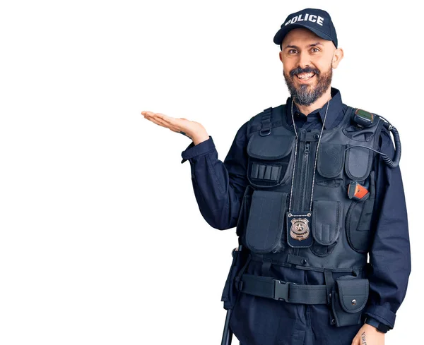 Jovem Homem Bonito Vestindo Uniforme Policial Sorrindo Alegre Apresentando Apontando — Fotografia de Stock