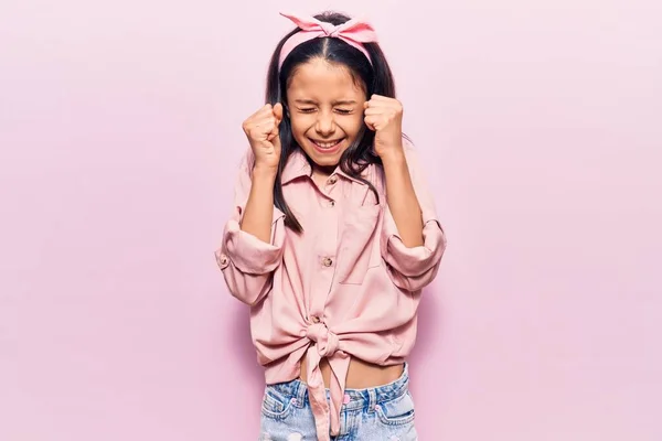 Vacker Barn Flicka Bär Casual Kläder Glada För Framgång Med — Stockfoto