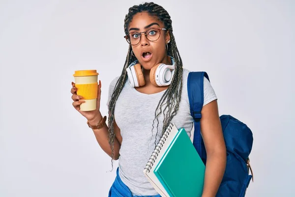 Ung Afrikansk Amerikansk Kvinna Med Flätor Bär Student Ryggsäck Dricka — Stockfoto