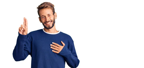 Tampan Pria Pirang Dengan Jenggot Mengenakan Sweater Santai Tersenyum Bersumpah — Stok Foto