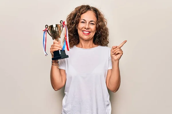 Edad Media Hermosa Mujer Exitosa Sosteniendo Trofeo Para Victoria Sobre — Foto de Stock