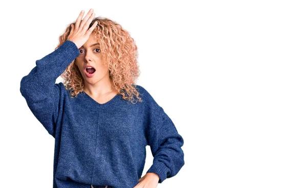 Giovane Donna Bionda Con Capelli Ricci Che Indossa Maglione Invernale — Foto Stock