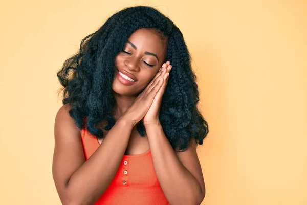 Hermosa Mujer Africana Vistiendo Ropa Casual Durmiendo Cansada Soñando Posando —  Fotos de Stock