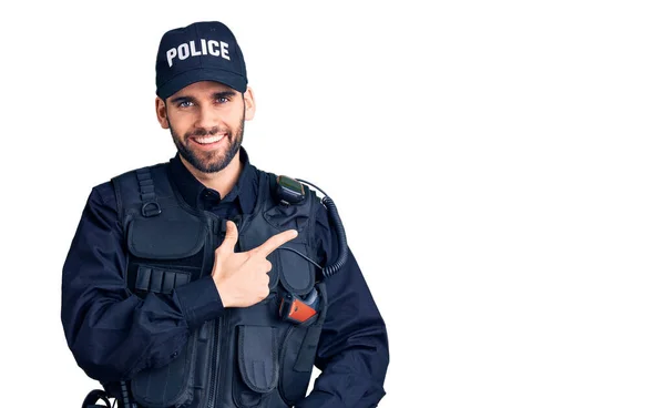 Joven Hombre Guapo Con Barba Vistiendo Uniforme Policial Alegre Con —  Fotos de Stock