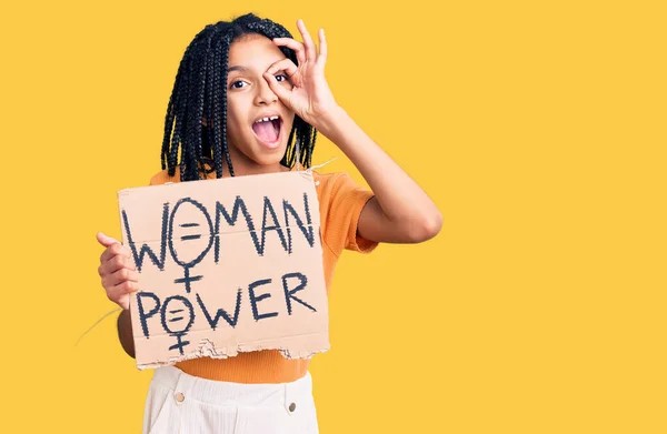 Bonito Afro Americano Menina Segurando Mulher Poder Banner Sorrindo Feliz — Fotografia de Stock