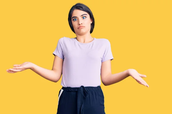 Menina Adolescente Morena Vestindo Roupas Casuais Sem Noção Expressão Confusa — Fotografia de Stock