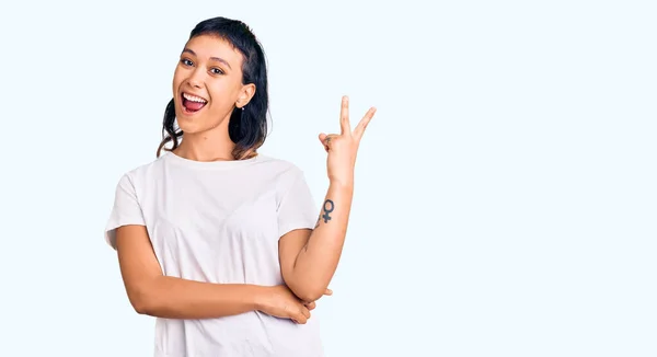 Mujer Joven Vistiendo Ropa Casual Sonriendo Con Cara Feliz Guiñando — Foto de Stock