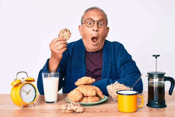 Homem Bonito Sênior Com Cabelos Grisalhos Sentado Mesa Tomando Café — Fotografia de Stock