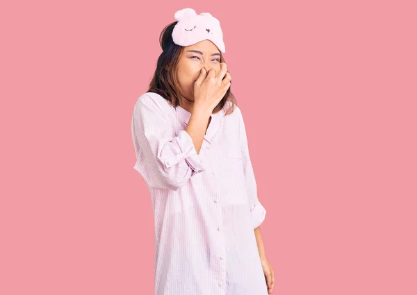 Menina Chinesa Bonita Nova Usando Máscara Sono Pijama Cheirando Algo — Fotografia de Stock