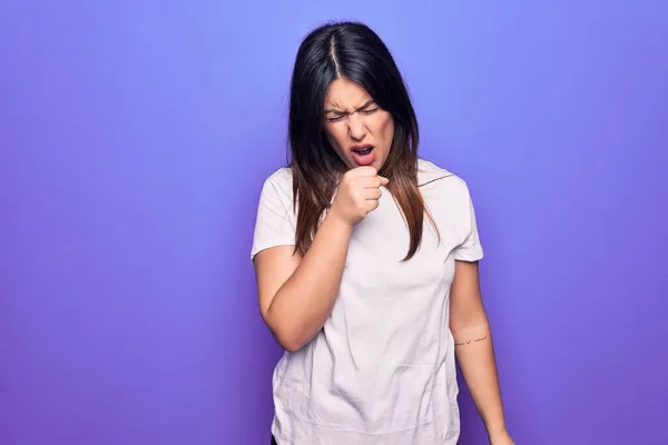 Junge Schöne Brünette Frau Lässigem Shirt Vor Lila Hintergrund Fühlt — Stockfoto