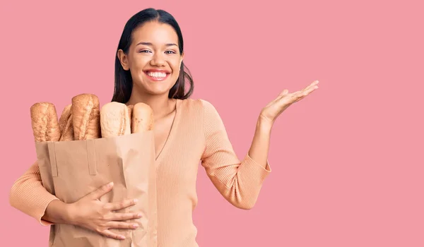 Ung Vacker Latinamerikansk Flicka Håller Papperspåse Med Bröd Firar Seger — Stockfoto