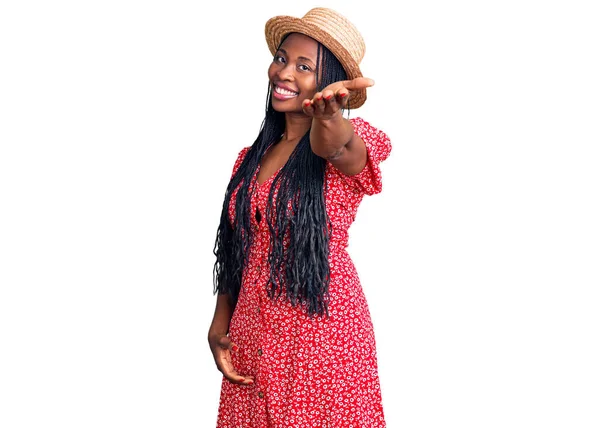 Yazlık Şapkalı Neşeli Gülümseyen Yardım Eli Uzatan Kabul Gören Genç — Stok fotoğraf