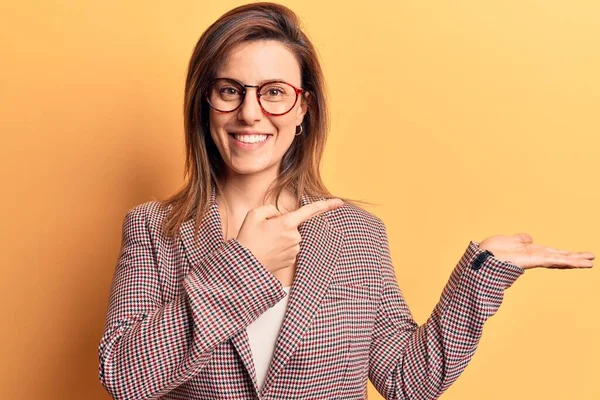 Jovem Mulher Bonita Vestindo Roupas Negócios Óculos Espantado Sorrindo Para — Fotografia de Stock