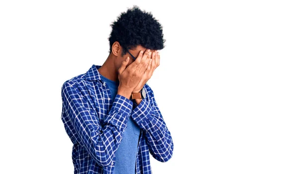 Joven Afroamericano Vestido Con Ropa Casual Gafas Con Expresión Triste —  Fotos de Stock