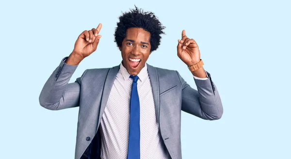 Hombre Afroamericano Guapo Con Pelo Afro Vistiendo Chaqueta Negocios Sonriendo — Foto de Stock