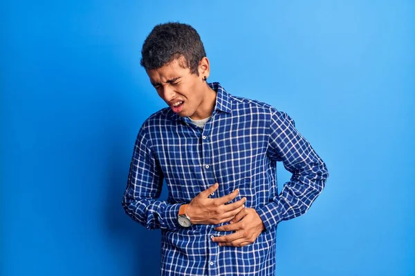 Jonge Afrikaans Amerikaanse Man Draagt Casual Kleding Met Hand Maag — Stockfoto