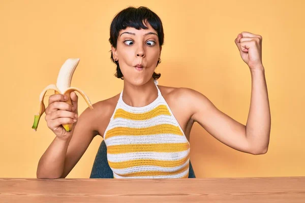 Menina Adolescente Morena Comendo Banana Como Lanche Saudável Fazendo Cara — Fotografia de Stock