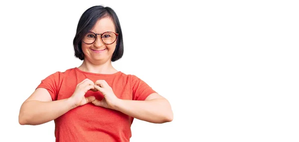 Mulher Morena Com Síndrome Vestindo Roupas Casuais Óculos Sorrindo Amor — Fotografia de Stock