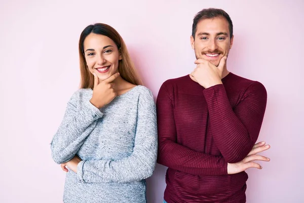 Belo Casal Vestindo Roupas Casuais Olhando Confiante Para Câmera Sorrindo — Fotografia de Stock