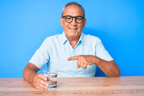 Senior Stilig Man Med Grått Hår Dricka Glas Vatten Sitter — Stockfoto