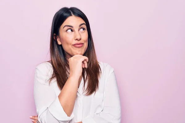 Jong Mooi Brunette Vrouw Het Dragen Van Elegante Shirt Staan — Stockfoto