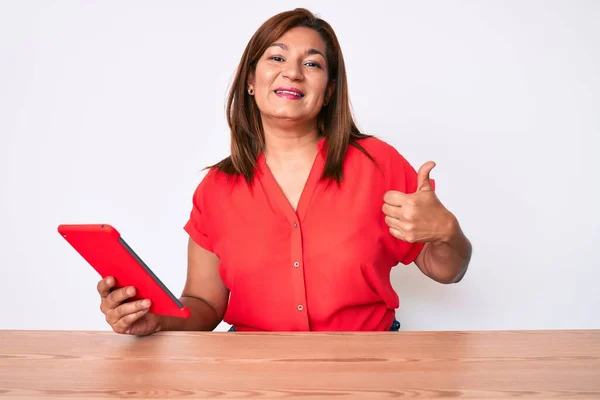 Middelbare Leeftijd Brunette Hispanic Vrouw Met Behulp Van Touchpad Zitten — Stockfoto