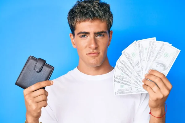 Homem Bonito Jovem Segurando Carteira Notas Dólares Cético Nervoso Franzindo — Fotografia de Stock