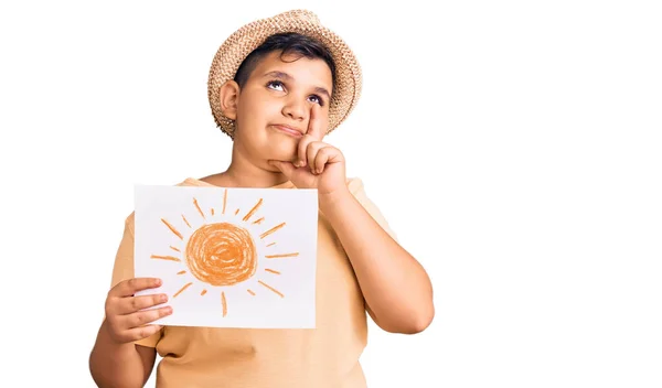 Menino Menino Segurando Sol Desenhar Rosto Sério Pensando Questão Com — Fotografia de Stock