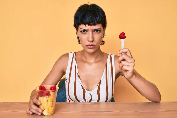 Hermosa Mujer Morena Comiendo Fruta Fresca Saludable Escéptico Nervioso Frunciendo —  Fotos de Stock