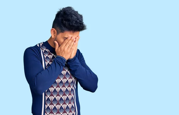 泣きながら手で顔を覆う悲しい表情のカジュアルな冬のセーターを着たハンサムなラテン系アメリカ人の若者 うつ病の概念 — ストック写真