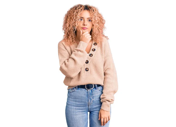 Mujer Rubia Joven Con Pelo Rizado Con Jersey Invierno Casual — Foto de Stock