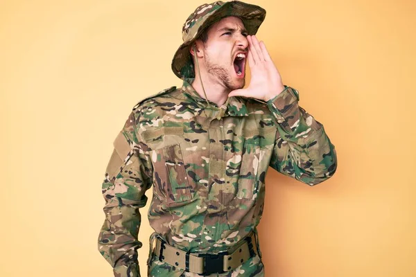 Jovem Caucasiano Vestindo Uniforme Exército Camuflagem Gritando Gritando Alto Para — Fotografia de Stock