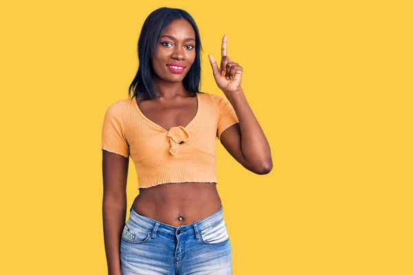 年轻的非洲裔美国女人穿着休闲装 指指点点地提出了一个成功的想法 又兴奋又快乐第一大 — 图库照片